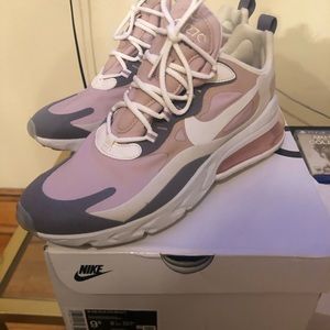 Women’s size 9 1/2 Nike air max 270s